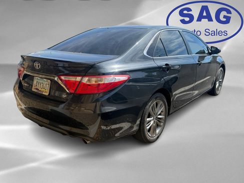 Used 2017 Toyota Camry SE image 3