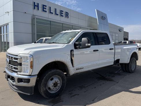 Used 2024 Ford F350 XLT image 3