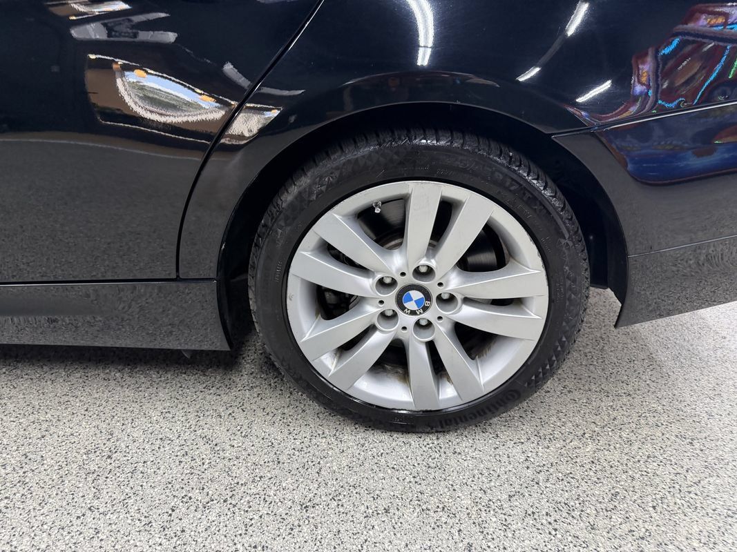 Used 2011 BMW 335i xDrive Sedan AWD/4WD image 34