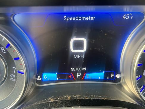 Used 2017 Chrysler 300 C image 9