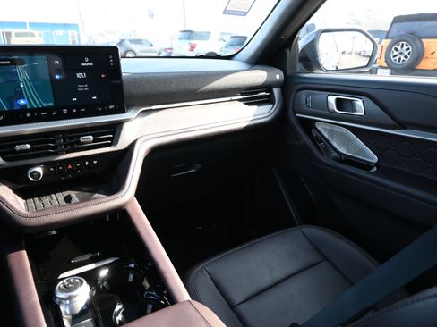 Used 2025 Ford Explorer Platinum w/ LUX Leather Package image 31