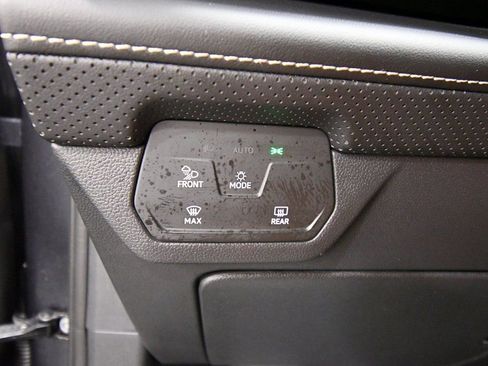 Used 2024 Volkswagen Atlas SE image 19