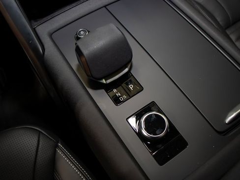 Certified 2025 Land Rover Discovery Dynamic SE image 20