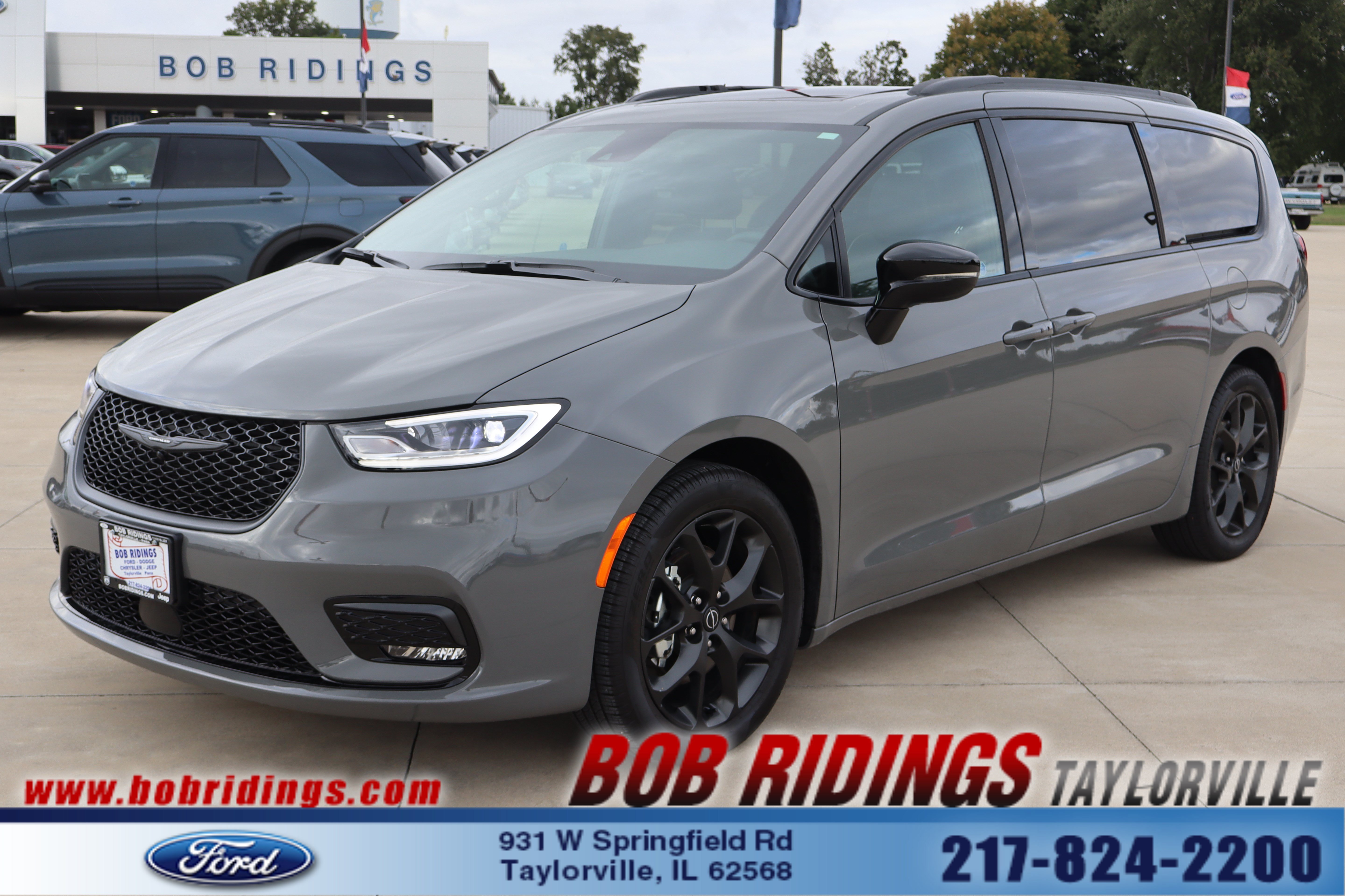Used 2025 Chrysler Pacifica Limited FWD image 1