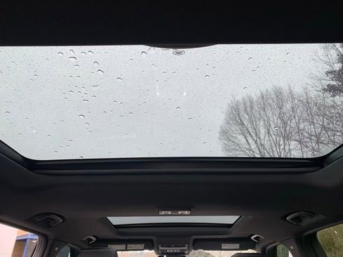 Used 2023 Land Rover Discovery S image 13