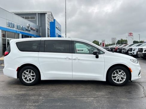 Used 2024 Chrysler Pacifica Touring-L w/ Uconnect Theater Family Group FWD image 14