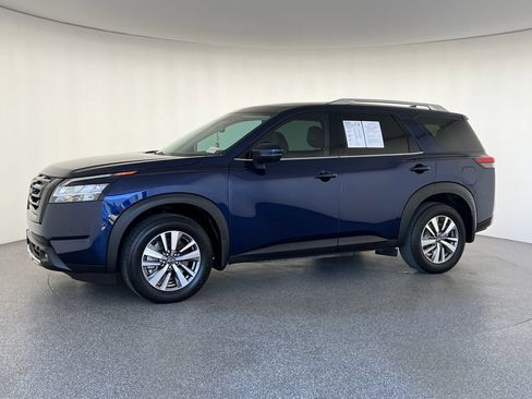 Used 2022 Nissan Pathfinder SL w/ SL Black Package FWD image 9