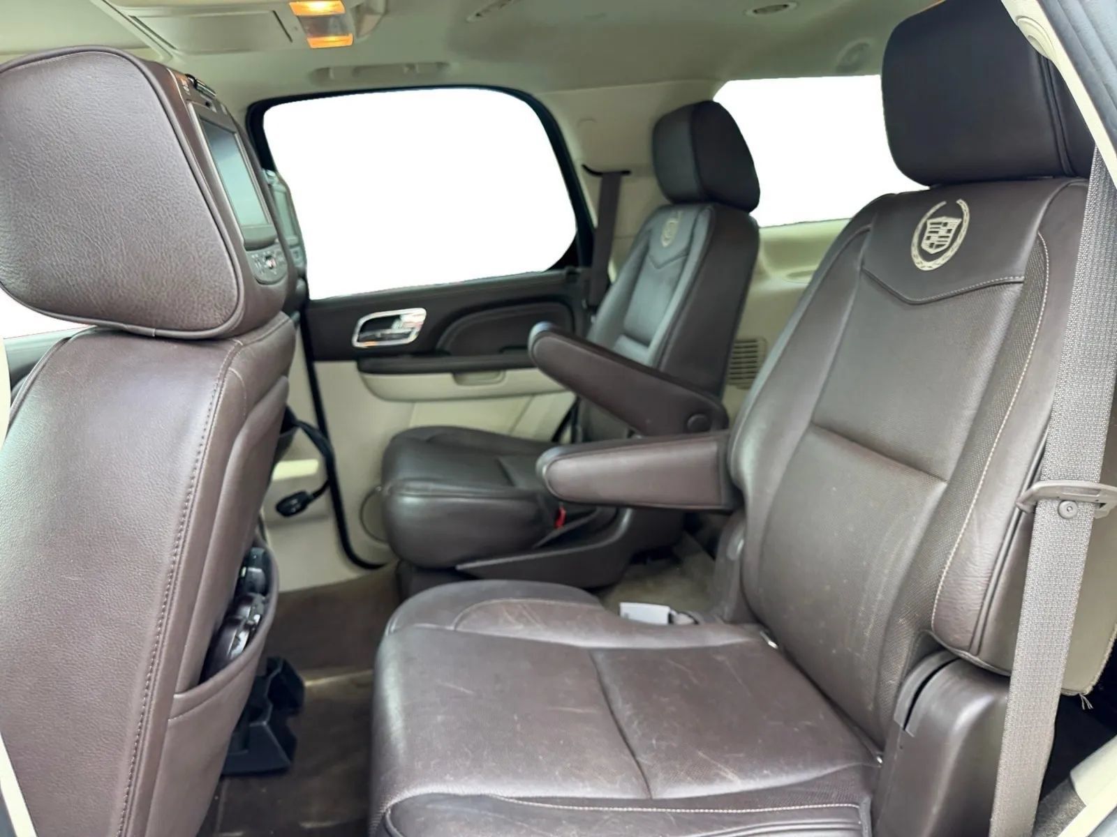 Used 2011 Cadillac Escalade Platinum AWD/4WD image 16