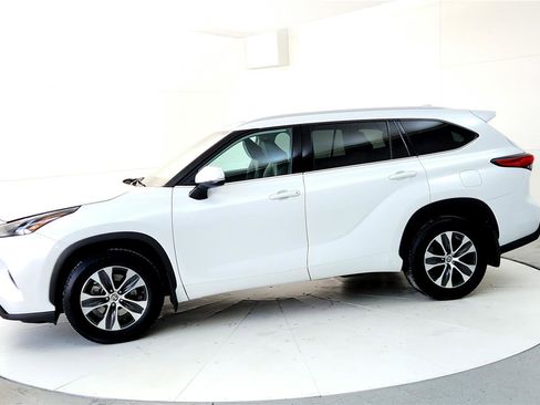 Certified 2022 Toyota Highlander XLE image 3