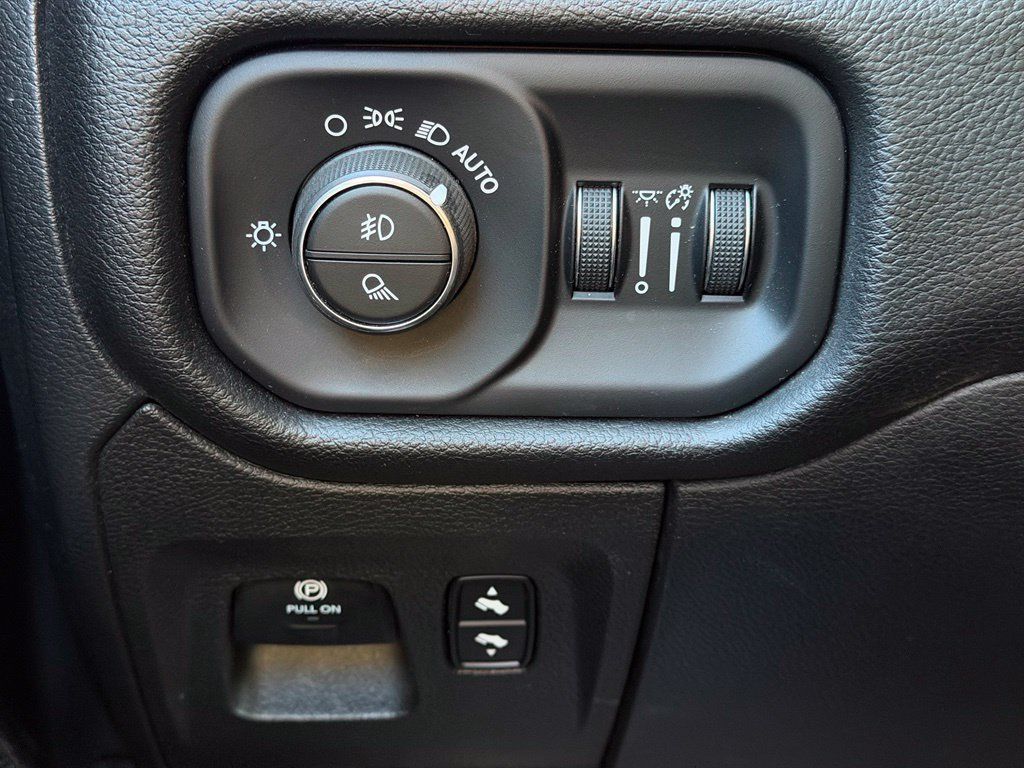 Used 2025 RAM 1500 Laramie AWD/4WD image 27