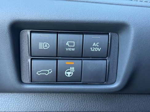 Used 2025 Toyota Highlander Limited image 19