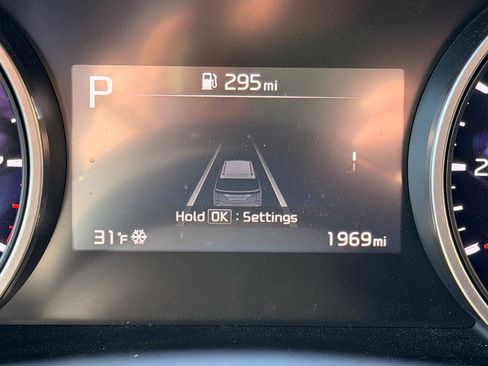 Used 2024 Kia Carnival EX image 36