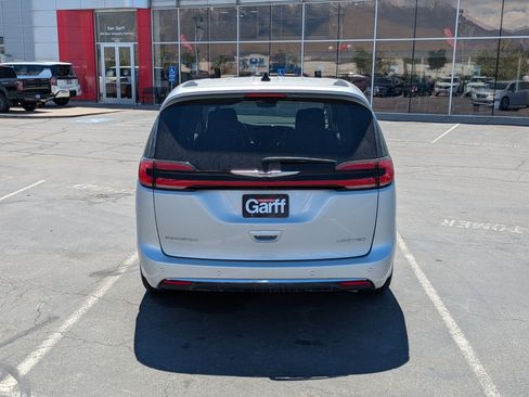 Used 2024 Chrysler Pacifica Limited FWD image 7
