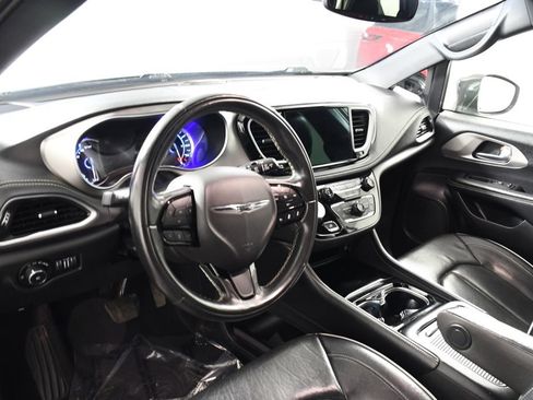 Used 2022 Chrysler Pacifica Limited w/ Uconnect Theater Family Group FWD image 12