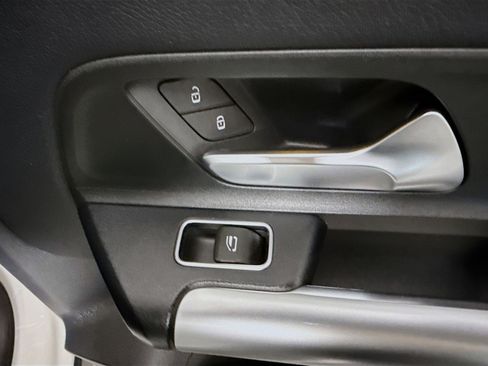 Used 2025 Mercedes-Benz GLA 250 image 31