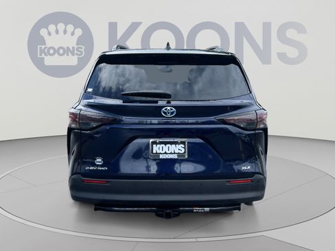 Used 2025 Toyota Sienna XLE w/ XLE Plus Package AWD/4WD image 5
