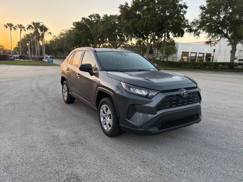 Used 2019 Toyota RAV4 LE image 7