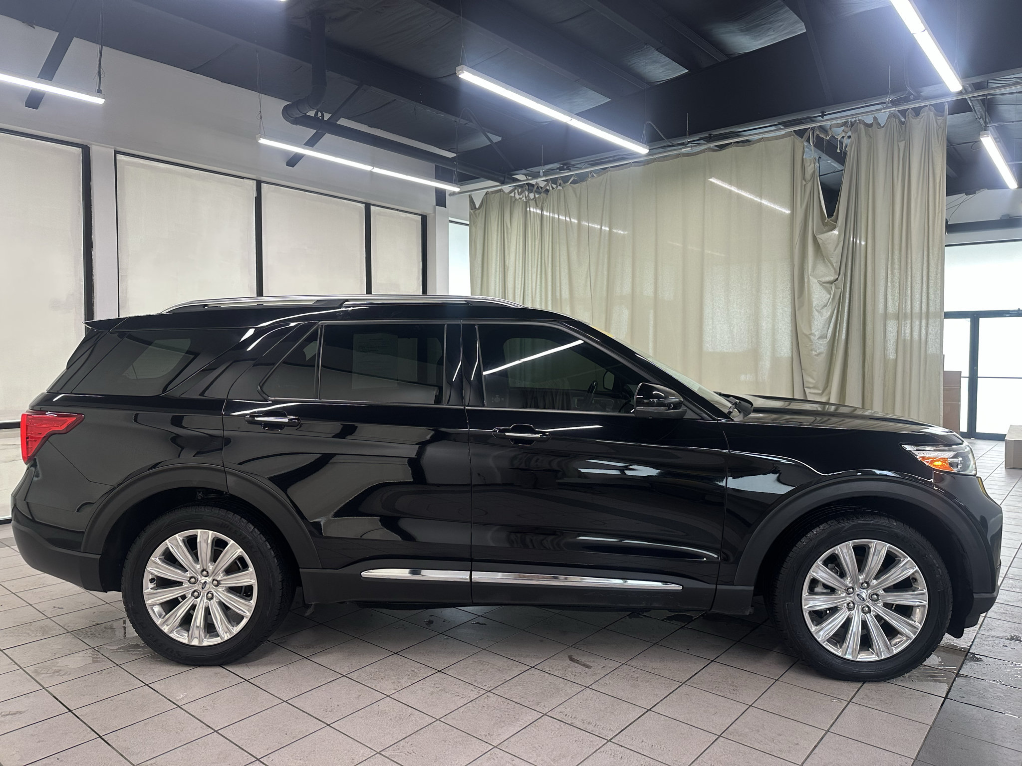 Used 2020 Ford Explorer Limited w/ Class III Trailer Tow Package AWD/4WD image 3