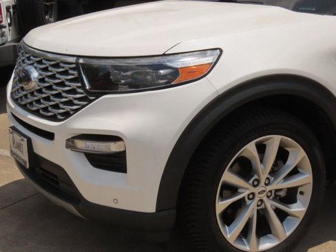 Used 2023 Ford Explorer Platinum w/ Technology Package AWD/4WD image 3
