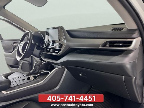 Used 2022 Toyota Highlander XLE AWD/4WD image 19