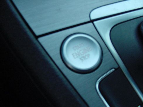 Used 2016 Volkswagen Golf Limited Edition image 9