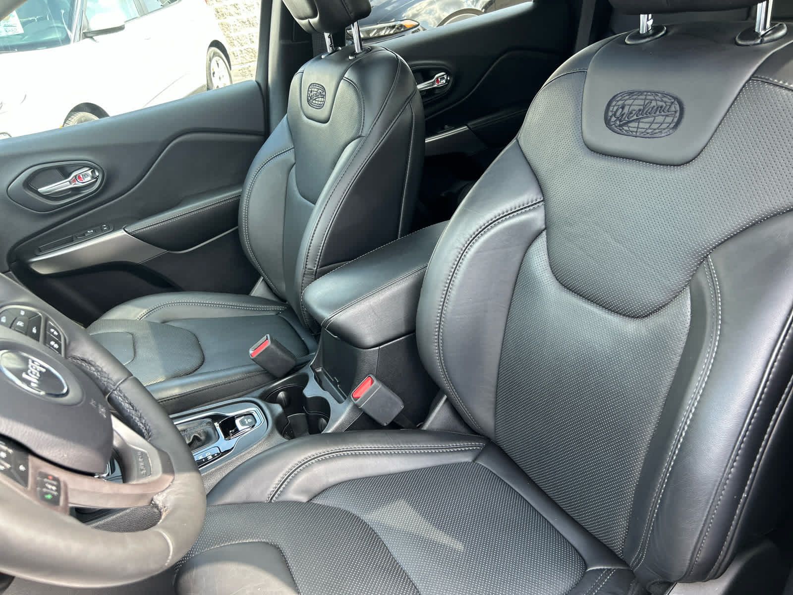 Used 2019 Jeep Cherokee Overland w/ Technology Group AWD/4WD image 12