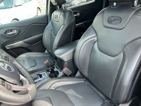 Used 2019 Jeep Cherokee Overland w/ Technology Group AWD/4WD image 12