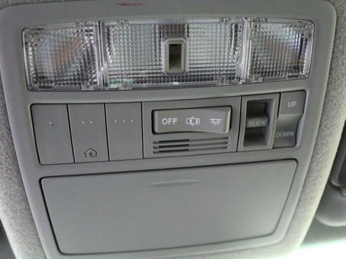 Used 2011 Toyota Highlander Limited w/ Tow Pkg AWD/4WD image 13