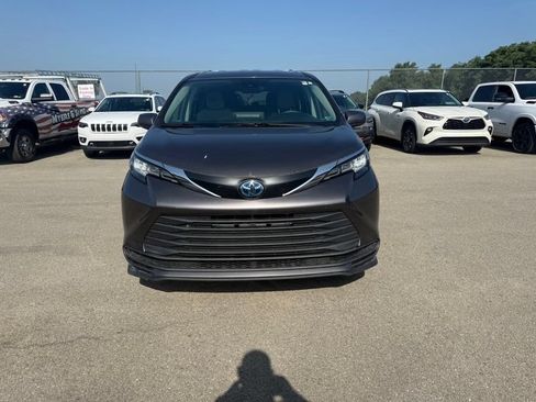 Used 2023 Toyota Sienna LE AWD/4WD image 2
