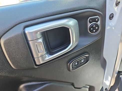 Used 2021 Jeep Wrangler Unlimited Rubicon w/ LED Lighting Group AWD/4WD image 12