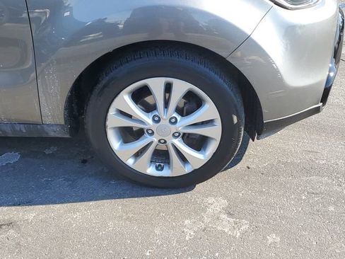 Used 2016 Kia Soul + image 6