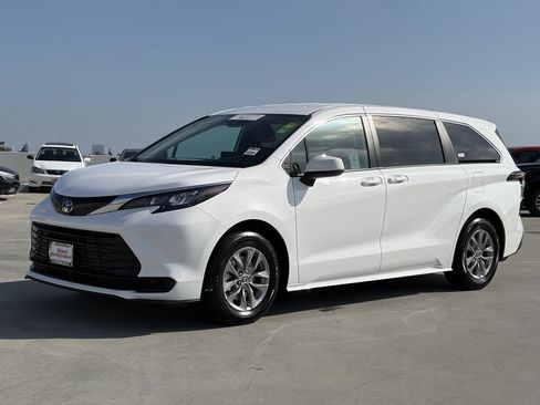 Certified 2025 Toyota Sienna LE FWD image 6