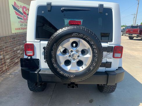 Used 2015 Jeep Wrangler Unlimited Sahara AWD/4WD image 16