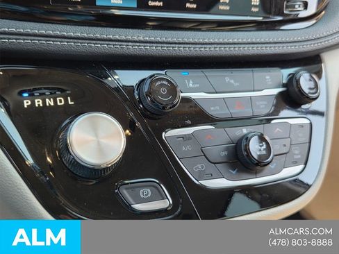 Used 2023 Chrysler Pacifica Touring-L image 25