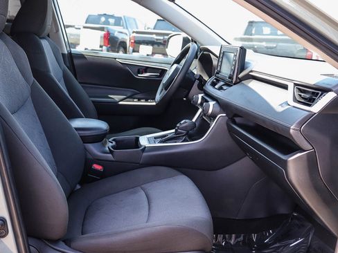 Certified 2022 Toyota RAV4 XLE w/ Convenience Package FWD image 17