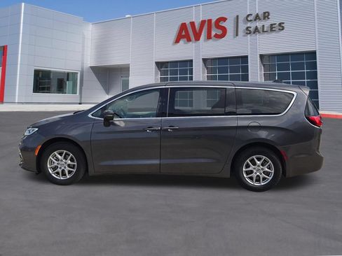 Used 2023 Chrysler Pacifica Touring-L FWD image 10