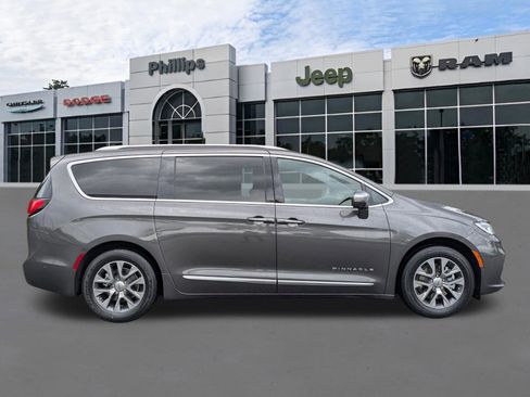 Used 2021 Chrysler Pacifica Pinnacle image 2