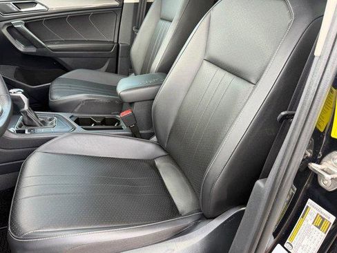 Used 2023 Volkswagen Tiguan SE w/ Panoramic Sunroof Package image 21
