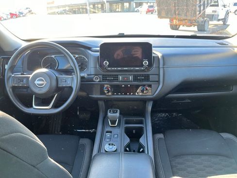 Used 2024 Nissan Pathfinder S image 30