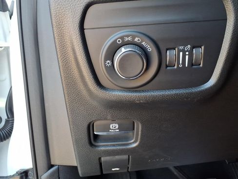 Used 2023 Jeep Grand Cherokee Laredo RWD image 23