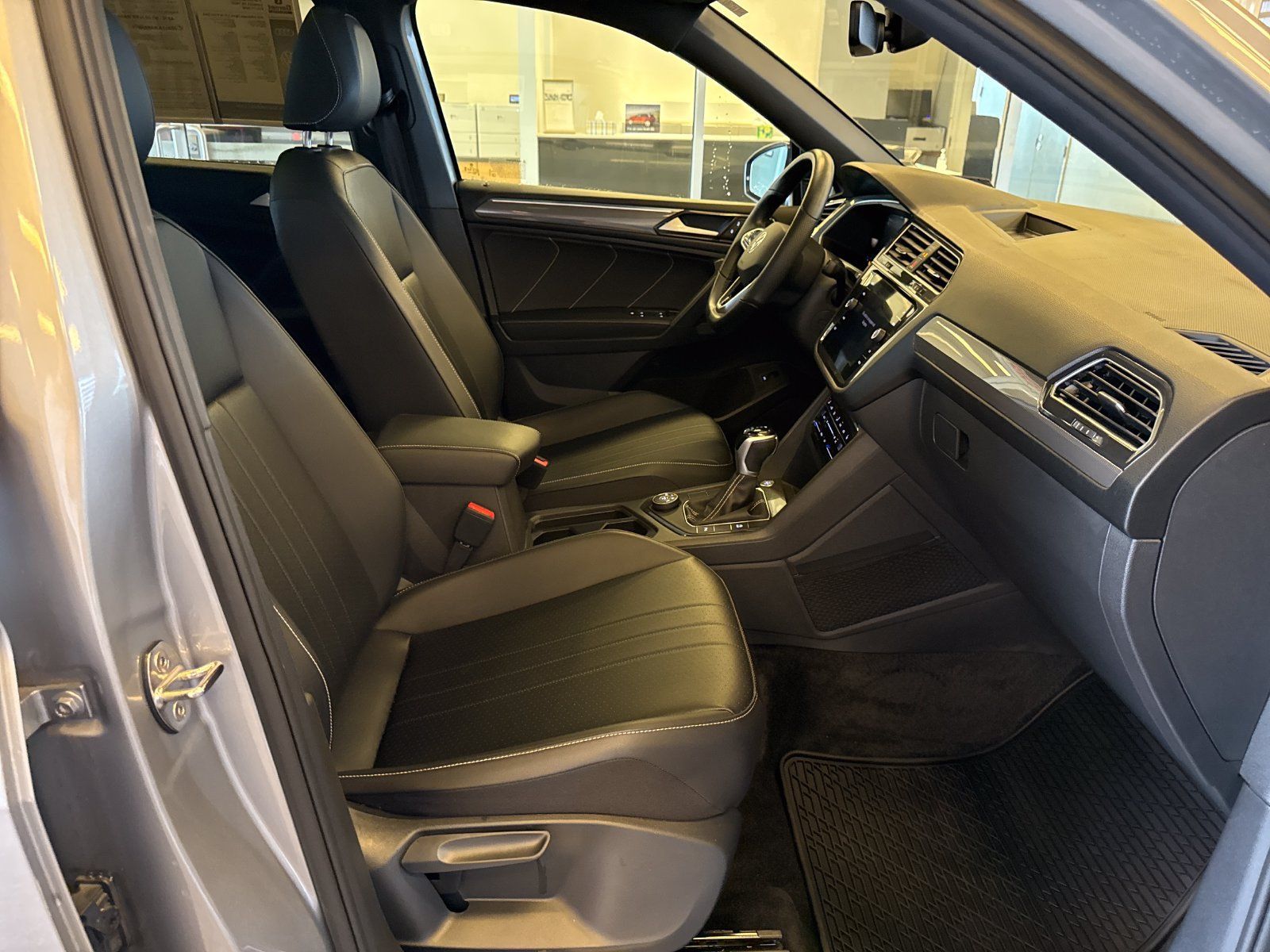 Certified 2024 Volkswagen Tiguan SE R-Line AWD/4WD image 42