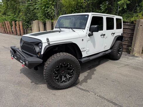 Used 2016 Jeep Wrangler Unlimited Sahara w/ Connectivity Group AWD/4WD image 5