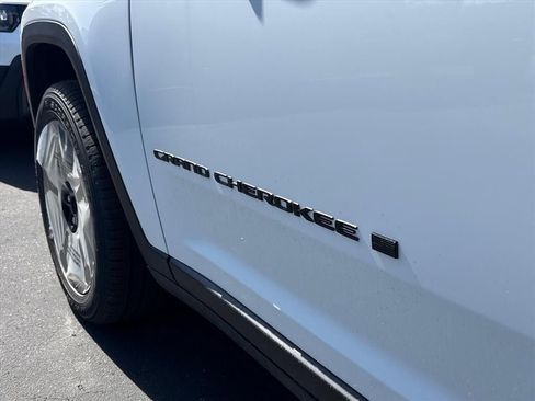 New 2026 Jeep Grand Cherokee Limited image 18