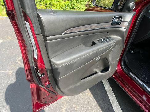 Used 2019 Jeep Grand Cherokee Overland AWD/4WD image 11