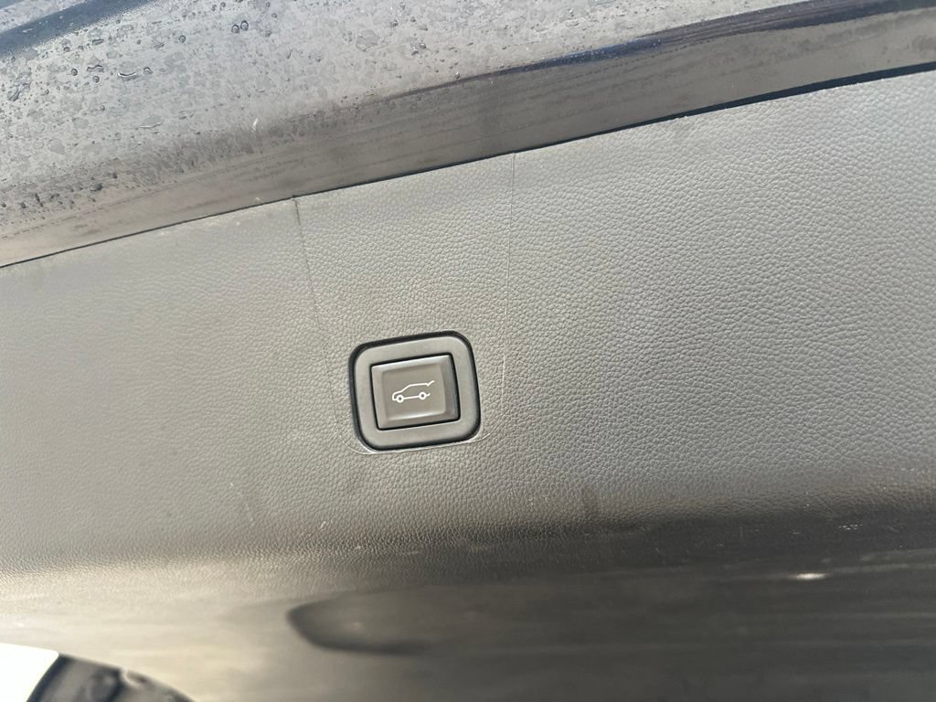 Used 2023 Chevrolet Traverse LT FWD image 16