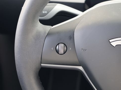 Used 2023 Tesla Model Y Long Range image 18