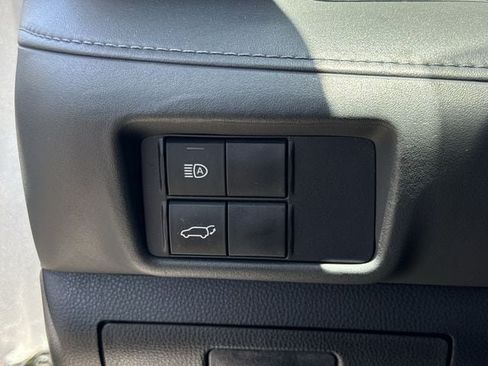 Used 2021 Toyota Highlander XLE AWD/4WD image 24