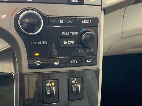 Used 2015 Toyota Venza Limited image 19