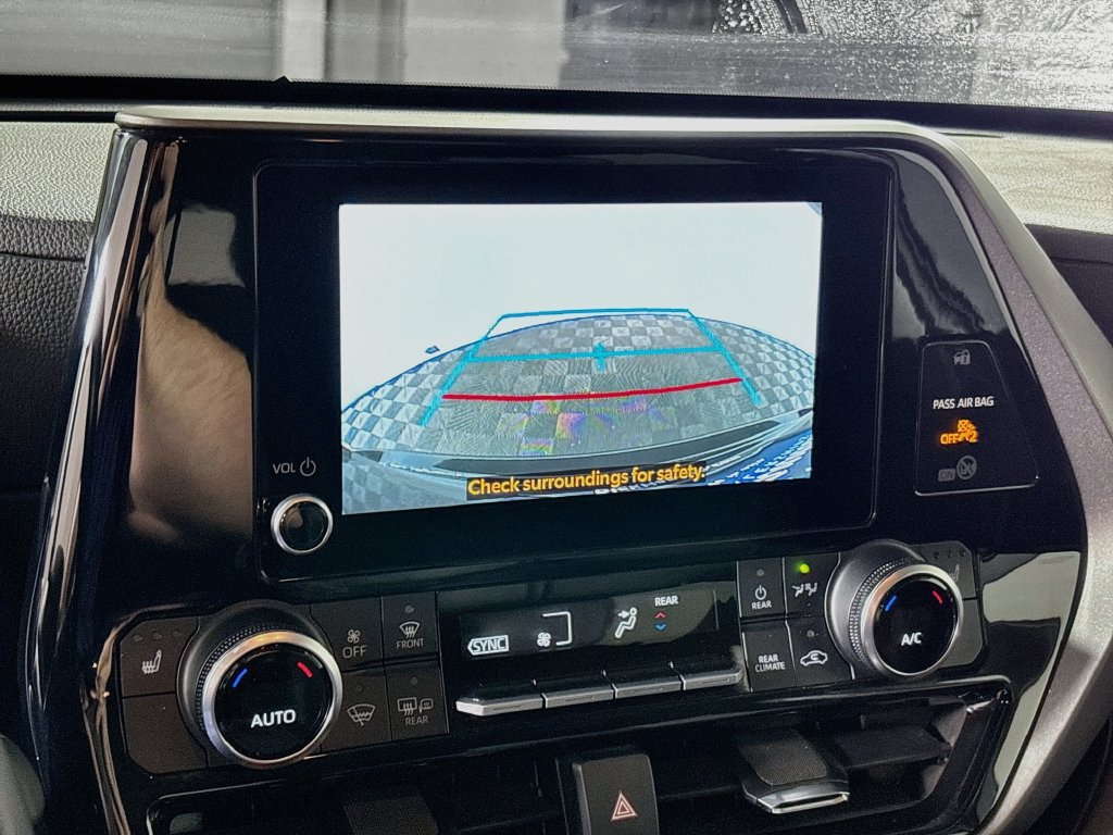 Used 2023 Toyota Highlander XLE AWD/4WD image 16