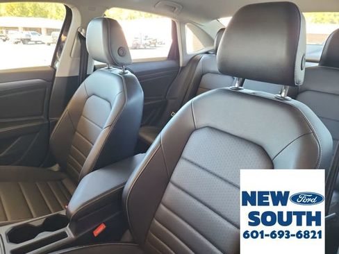 Used 2024 Volkswagen Jetta SE image 11